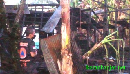 Relawan BPK berupaya membersihkan puing-puing bekas kebakaran di Kandangan, Kalsel. (foto: istimewa)