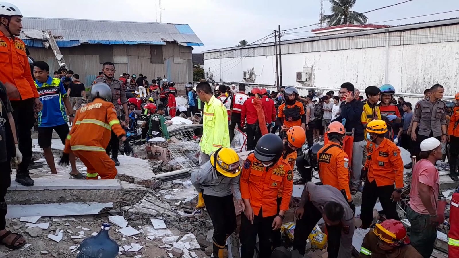 Kesaksian Warga Runtuhnya Bangunan Alfamart Tiga Lantai Hanya Satu