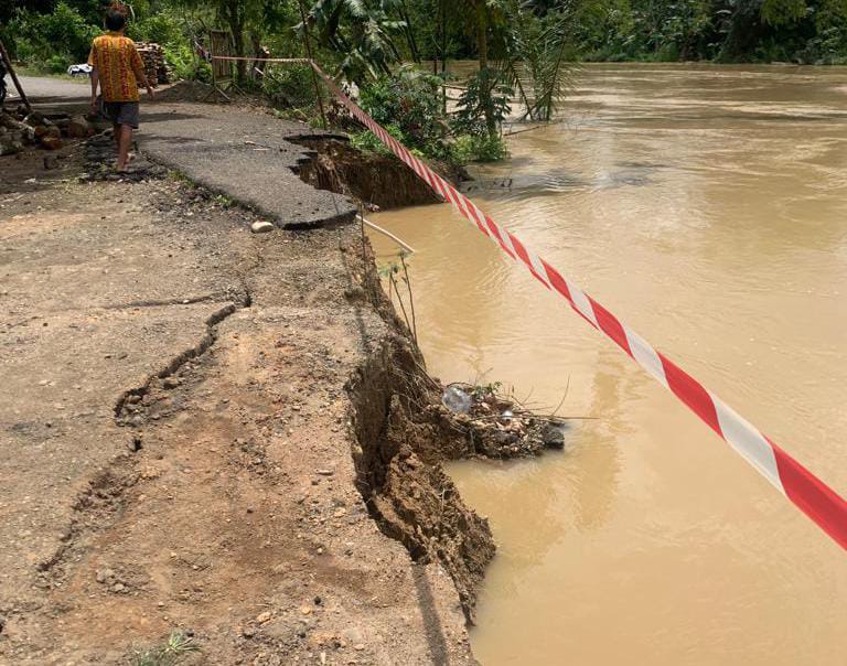 Badan Jalan Di Desa Puain Kanan Longsor Akibat Sungai Tabalong Terus