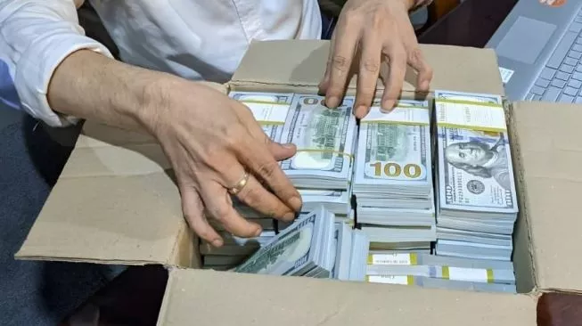 Viral Foto Don Adam Dengan Tumpukan Uang Dolar AS Disebut Money