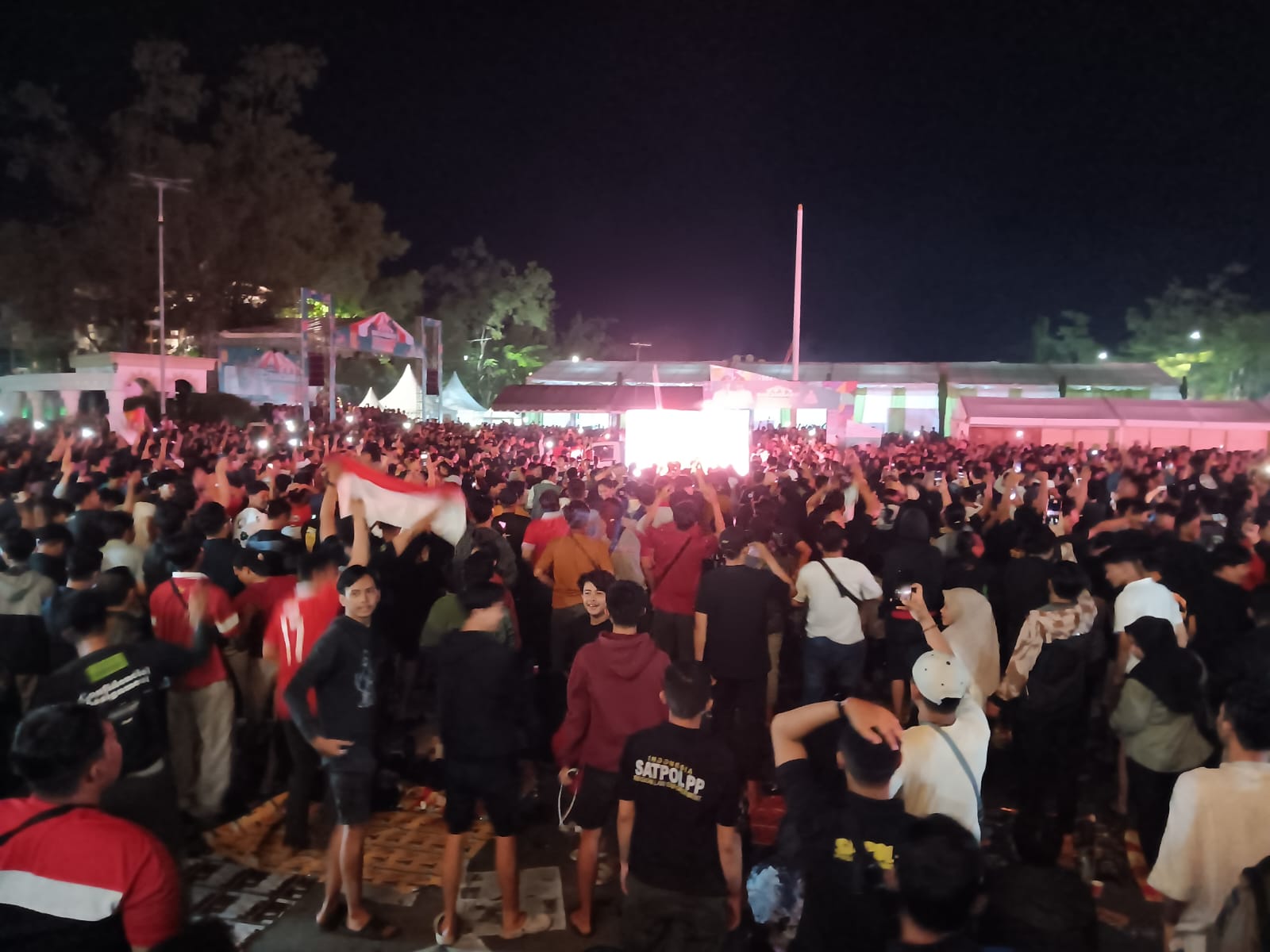 Nonton Bareng Timnas Indonesia Di Depan Balai Kota Banjarbaru Dipenuhi