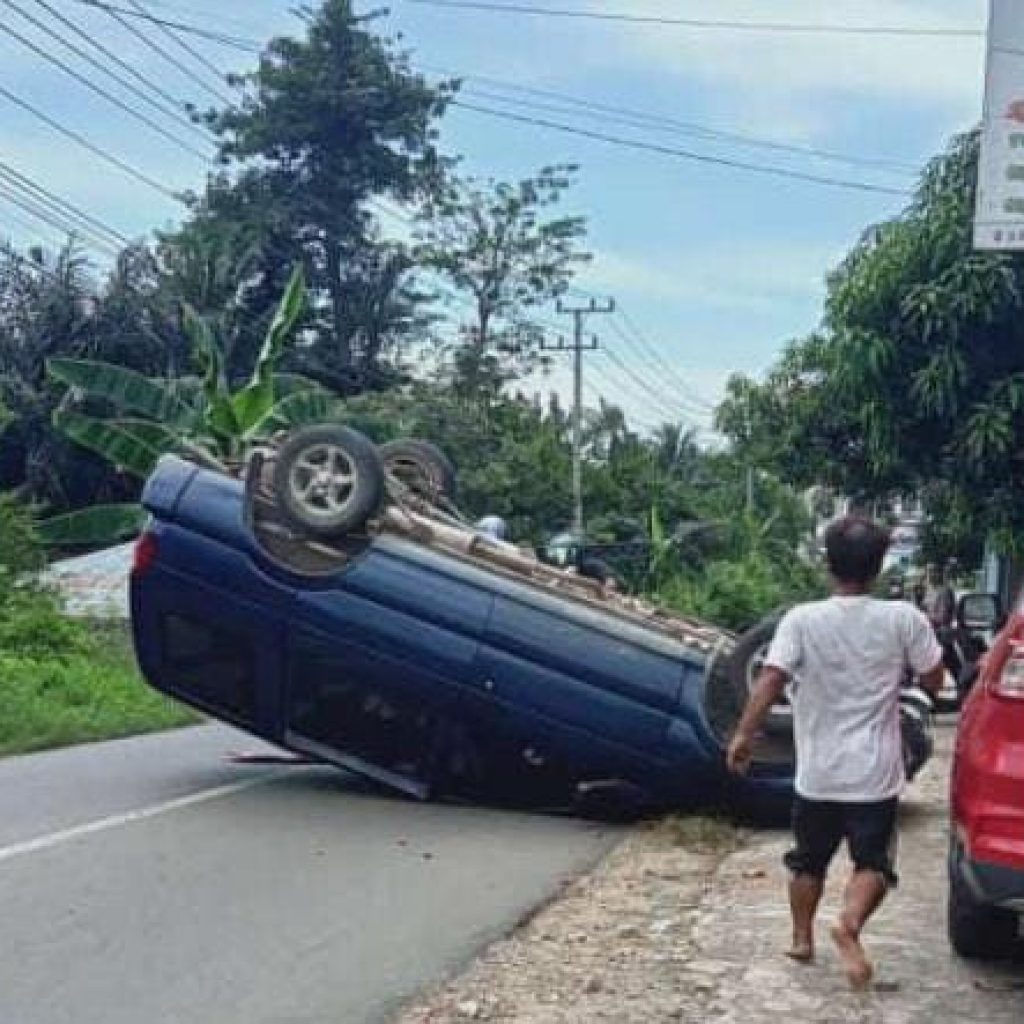Diduga Sopir Mengantuk, Isuzu Panther Tabrak Teras Rumah dan Terbalik