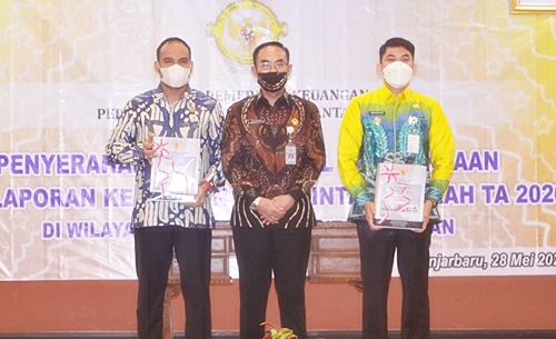 Wakil Bupati Kotabaru beserta Ketua DPRD Kotabaru saat menerima penghargaan WTP (Sumber Foto : DPRD Kotabaru/koranbanjar.net)