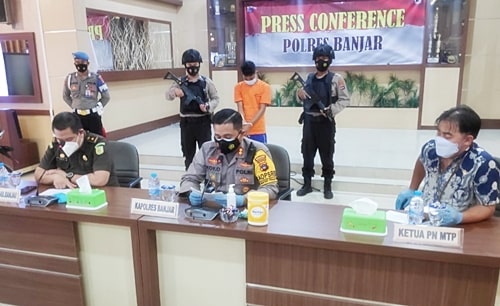 Kapolres Banjar saat melakukan jumpa pers terkait pembunuhan yang terjadi di Terminal Induk Gambut Km 17 Kecamatan Gambut. (foto:ari/koranbanjar.net)