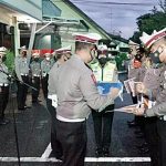 Kasat Lantas Polres Kotabaru Iptu Lutfhi Indra Praja saat menerima penghargaan di Polda Kalsel (sumber foto: Iptu Lutfhi Indra Praja/koranbanjar.net)