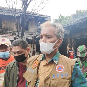 Sekda Banjarbaru, Said Abdullah saat diwawancarai sejumlah wartawan di lokasi kejadian kebakaran di eks Pasar Bauntung Banjarbaru. (foto:ari)