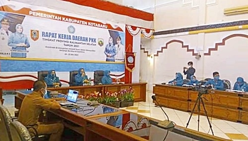 TP PKK Kabupaten Kotabaru saat menghadiri Rakerda di Operasional Room (Sumber foto: cah/koranbanjar.net)