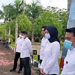 Sejumlah pria dan wanita mengikuti seleksi penerimaan pegawai di kantor Bupati Tanah Bumbu.(Foto: Agus Hasanudin)
