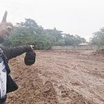 Kuasa Hukum warga Sekumpu, Supiansyah Darham, SE, SH saat meninjau lokasi di Kelurahan Sekumpul Martapura. (foto: koranbanjar.net)