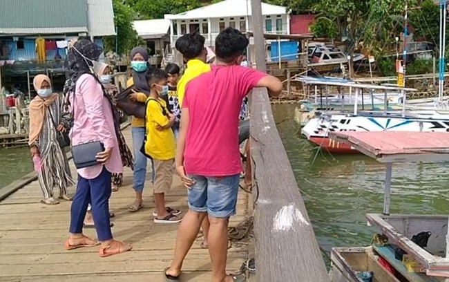 Sejumlah anak saat berada di atas jembatan yang kerap mencari jaringan internet.(Foto: Agus Hasanudin)