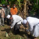 Wabup Banjar Said Idrus Al Habsyie (kanan) menandai pemindahan dengan penggalian makam. (Foto: dya/koranbanjar.net)