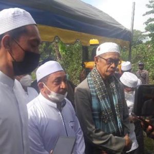 Bupati Banjar H Saidi Mansyur (kiri) saat pelaksanaan pemindahan makam untuk revitalisasi Sekumpul. (Foto: dya/koranbanjar.net)
