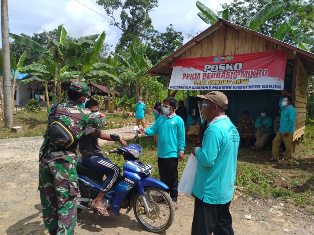 Babinsa Sambung Makmur sosialisasikan prokes. (Sumber Foto: Kominfo Banjar)