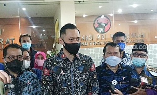 Ketum Demokrat AHY saat mendatangi kantor Fraksi Demokrat DPRD DKI Jakarta. (Suara.com/Fakhri)