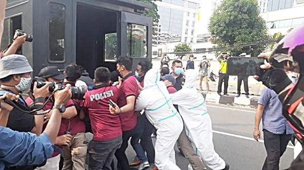 Aparat kepolisian menangkap sejumlah peserta aksi bela Palestina di depan Kedutaan Besar Amerika Serikat, Jakarta Pusat, Jumat (21/5/2021). (Suara.com/Yaumal)