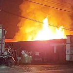 Kobaran api saat menghanguskan Bangunan Pasar harian KUD Mojopahit, Desa Tegalrejo, Kecamatan Kelumpang Hilir (Sumber Foto: istimewa/koranbanjar.net)