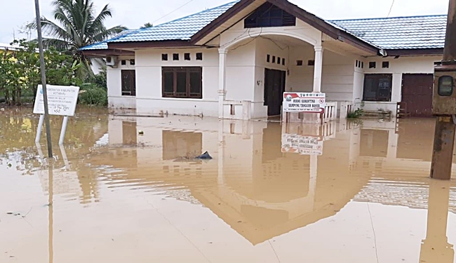 Lokasi Kantor Camat Pulau Laut Timur yang tergenang Air akibat curah hujan lebat (Sumber Foto: Polsek Pulau Laut Timur/koranbanjar.net)