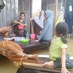 Foto saat masyarakat Desa Sungai Danau, Kecamatan Satui Tengah duduk santai memakan buah kedondong.(Foto: Agus Hasanudin)