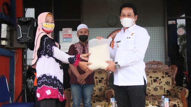 Bupati Balangan Abdul Hadi (kanan) serahkan bansos untuk mualaf dan duafa. (Sumber Foto: Kominfo Balangan)