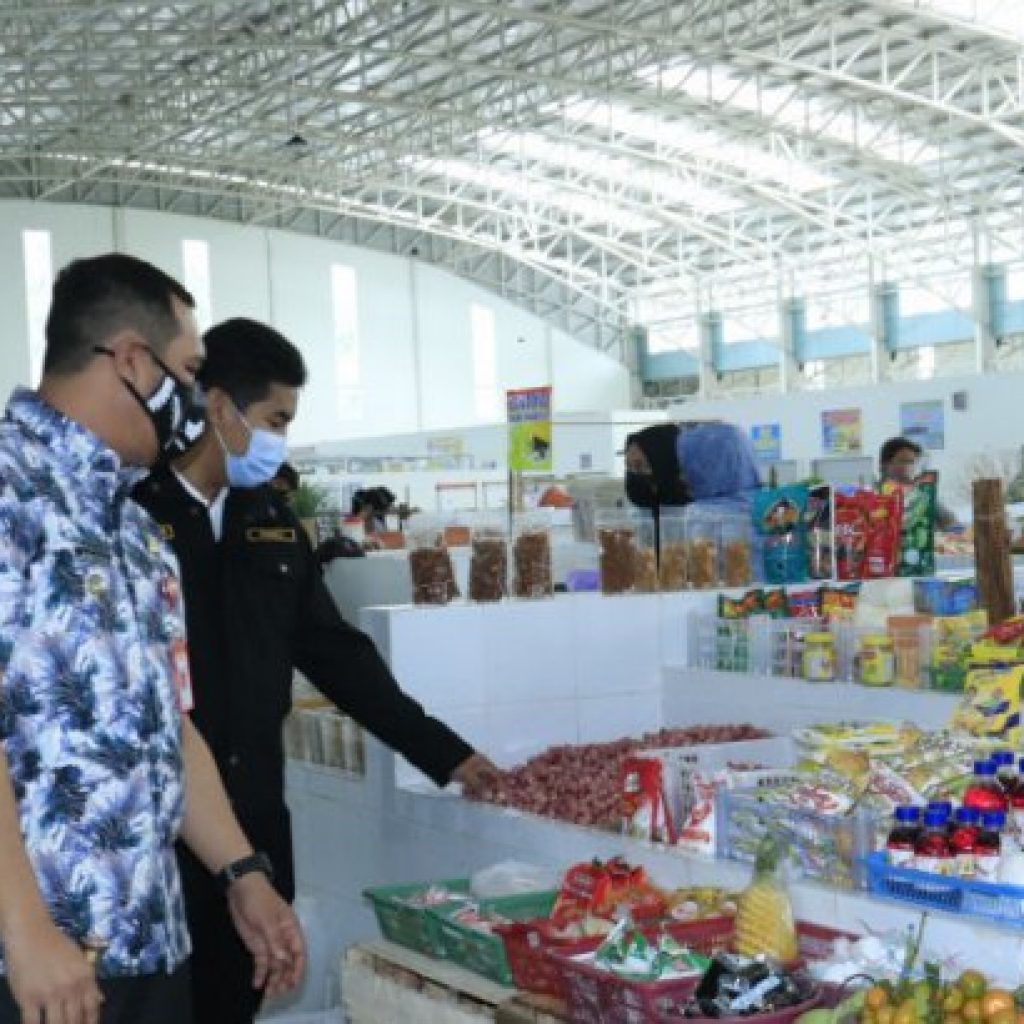 Aditya dan Fadliansyah Cek Harga Sembako di Pasar Bauntung