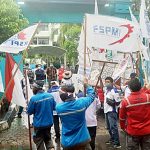 Aksi demo pekerja PLN Kalseteng di Kota Banjarbaru pada Kamis, (20/5/2021) tadi. (foto: ari/koranbanjar.net)