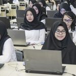 Peserta mengikuti Seleksi Kompetensi Dasar (SKD) berbasis Computer Assisted Test (CAT) untuk Calon Pegawai Negeri Sipil (CPNS) di kantor Wali Kota Jakarta Selatan, Jakarta, Senin (17/2). [ANTARA FOTO/Galih Pradipta]