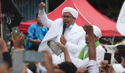 Habib Rizieq Shihab berbicara di depan para pendukungnya di Jakarta, 10 November 2020 (foto: dok).