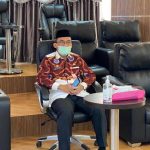 Asisten Administrasi Umum Setdaprov Kalsel, Adi Santoso di Command Center Setdaprov Kalsel, Banjarbaru, Kamis (20/5/2021). (Sumber Foto: Kominfo Kalsel)