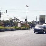 Traffic Light yang tidak berfungsi di kawasan persimpangan tiga Jl Trikora arah Jl, Mistar Cokrokusumo membuat arus lalu lintas semrawut. (foto: koranbanjar.net)