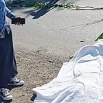 Korban Kecelakaan di Jalan PM Noor di Desa Padang Panjang, Karang Intan ditutupi kain. (Sumber:medsos)