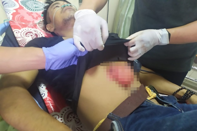 Korban perkelahian di Pasar Martapura, Yusran saat dibawa ke RSUD Ratu Zalekha Martapura. (foto: ist)