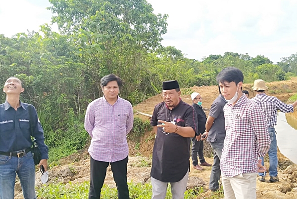 Plt Kadis PUPR Tanah Bumbu, Subhansyah ST, MT saat memantau secara langsung proyek normalisasi sungai didampingi dua anggota DPRD Tanbu.(Foto: Agus Hasanudin)