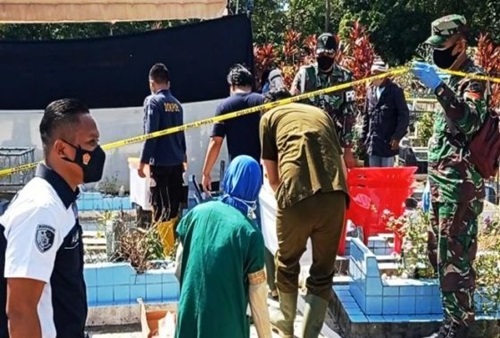 Autopsi yanga dilakukan terhadap balita korban yang diduga mengalami penganiayaan di TPU Pulau Beruang Banjarbaru. (foto: yanda)