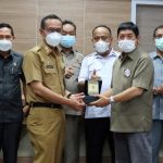 Sekda HSS sampaikan cinderamata kepada DPRD Kalsel. (Sumber Foto: Kominfo HSS)
