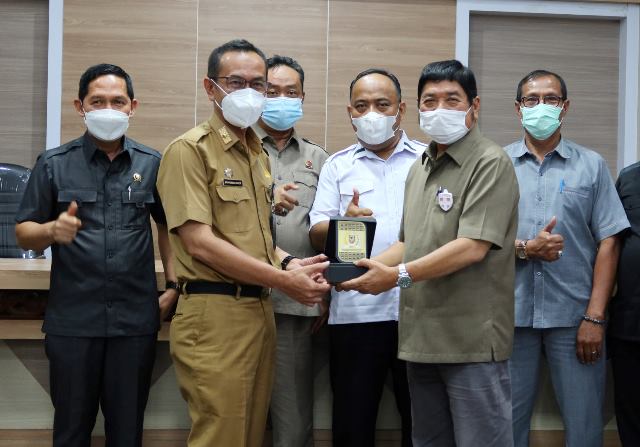 Sekda HSS sampaikan cinderamata kepada DPRD Kalsel. (Sumber Foto: Kominfo HSS)