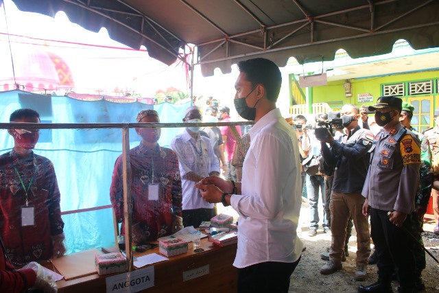 Bupati Banjar H Saidi Mansyur melakukan peninjauan desa pelaksana pilkades, Senin (24/5/2021). (Foto: Kominfo Banjar)