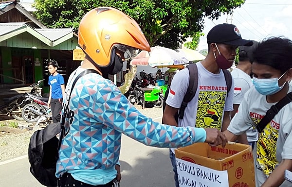 Perkumpulan Dayak Meratus DPC Kotabaru saat menggelar Aksi Penggalangan Dana (Sumber Foto:Kumdatus/koranbanjar.net)