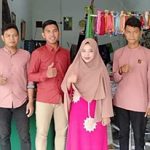 Permilik Gaya Model Collection di Kota Banjarbaru, Kalimantan Selatan bersama para karyawan profesionalnya. (foto: ist)