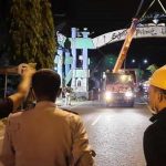 Wali Kota Banjarbaru menyaksikan pembongkaran tugu batas kota. (Sumber Foto: ist)