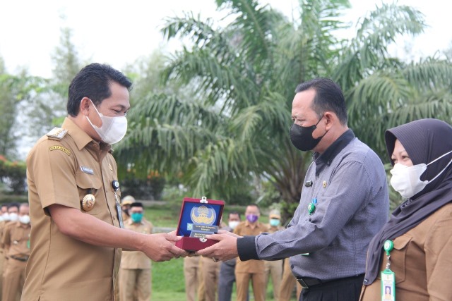 Bupati Abdul Hadi sampaikan penghargaan kepada ASN berprestasi. (Sumber Foto: Kominfo Balangan)