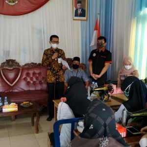 Wanita Rawan Ekonomi Sosial di Tanah Bumbu Dilatih Kursus Menjahit