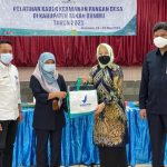 Ketua TP PKK Tanah Bumbu (dua kanan) pada pelatihan kader keamanan pangan> (Sumber Foto: Kominfo Tanah Bumbu)