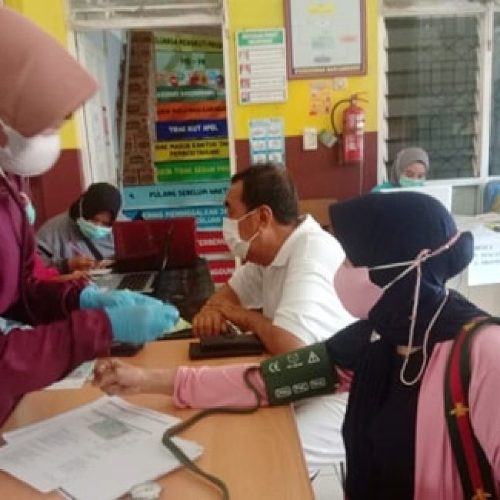 Lansia Jalani Vaksinasi Tahap I, II di Puskesmas Banjarbaru Selatan   