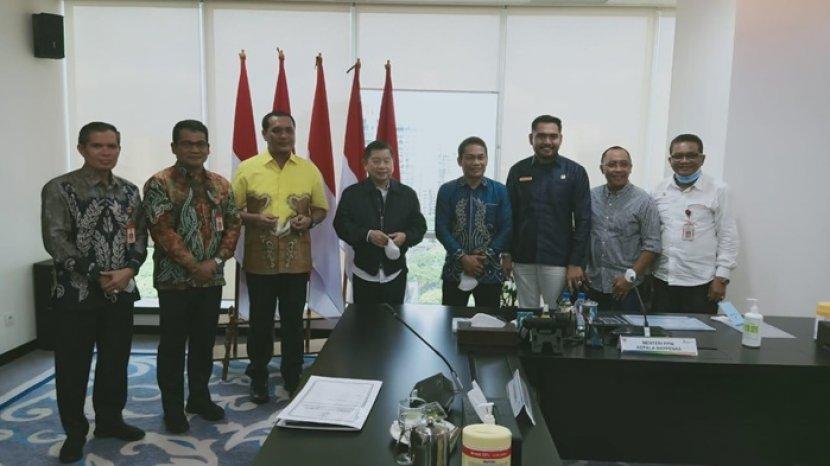 Wali Kota Banjarbaru (tiga kiri) saat melakukan ekspose di Bappenas. (Sumber Foto: Humpro Banjarbaru)