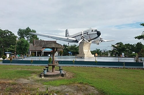 Tugu Pesawat di Kota Pangkalan Bun, Provinsi Kalimantan Tenga. (foto: ist)