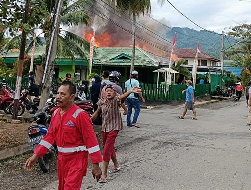 Kebakaran yang menghanguskan Kantor Eks PA Kotabaru di Kalimantan Selatan. (foto: icah)
