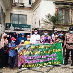 Dukung Program Bupati Tanbu Kumpulkan 1.000 Anak Yatim, Camat Batulicin Perdana Serahkan Puluhan
