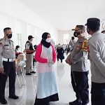 Kapolres Tabalong AKBP M. Muchdori, SIK, CFrA. didampingi Kabag Ops dan Mahasiswi STIA Rania Ikko Firda Aisha yang selesai disuntik vaksin covid-19 (dok foto pasido)