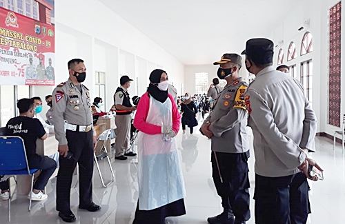Kapolres Tabalong AKBP M. Muchdori, SIK, CFrA. didampingi Kabag Ops dan Mahasiswi STIA Rania Ikko Firda Aisha yang selesai disuntik vaksin covid-19 (dok foto pasido)
