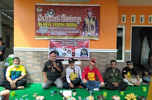Kumpulan Dayak Meratus Kotabaru mengadakan silaturrahmi di Tanah Laut. (foto: icah)